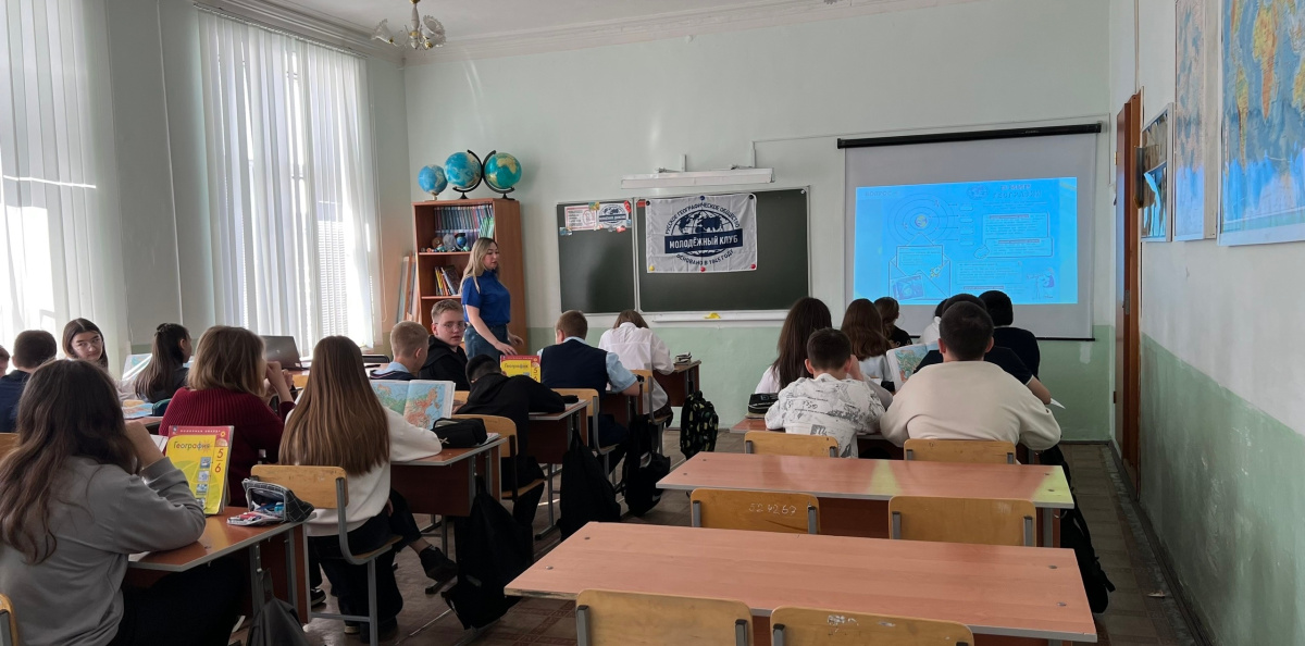 Участники мероприятия во время выполнения заданий диктанта