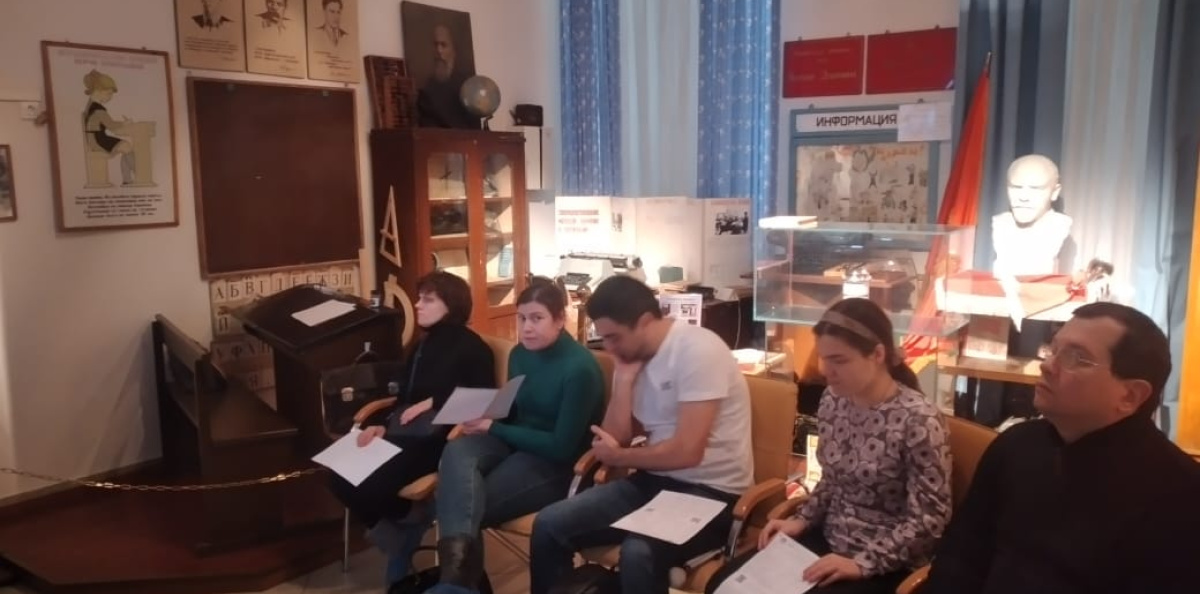 Реабилитанты СПб ГБУ "Центр медико-социальной реабилитации инвалидов по зрению" смотрят фильм "Когда небо улыбается" с тифлокомментариями в ожидании начала диктанта