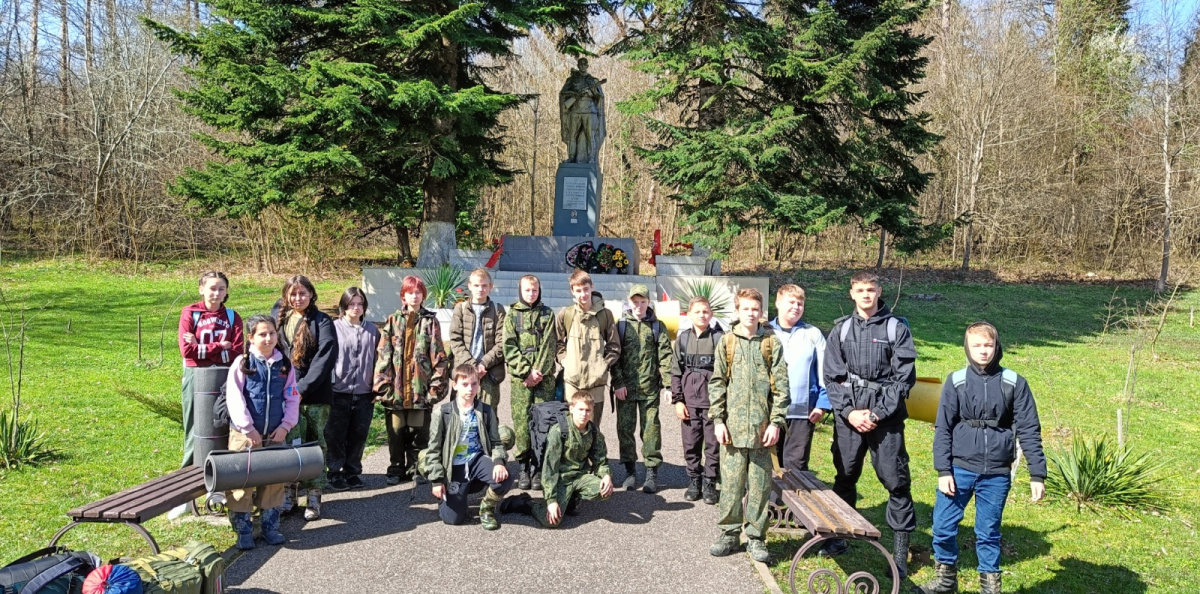 У военного мемориала