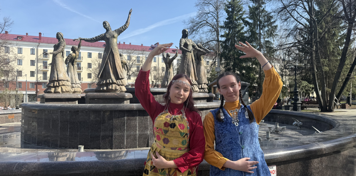 Участницы флешмоба у фонтана Семь девушек Участницы флешмоба у фонтана Семь девушек