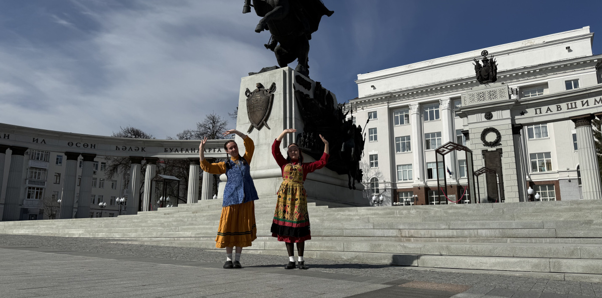 Национальные костюмы с памятником Шаймуротову генералу Национальные костюмы с памятником Шаймуротову генералу