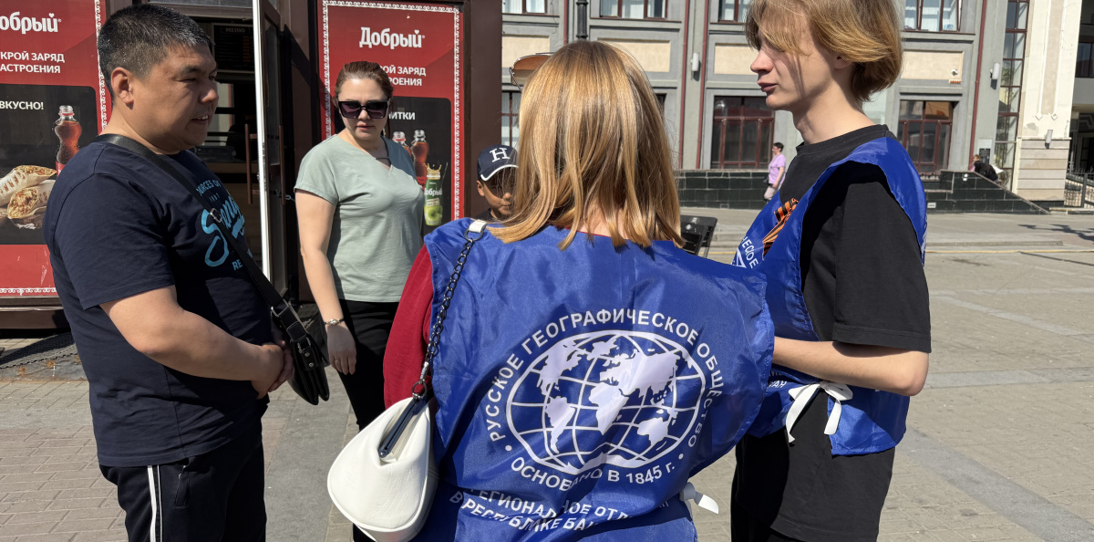 Активисты Молодёжного центра РГО Республики Башкортостан общаются с жителями города во время патриотической акции