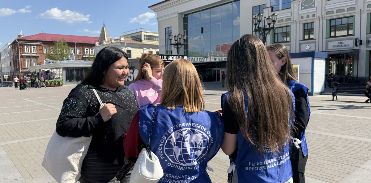 Волонтёры общаются с жителями города