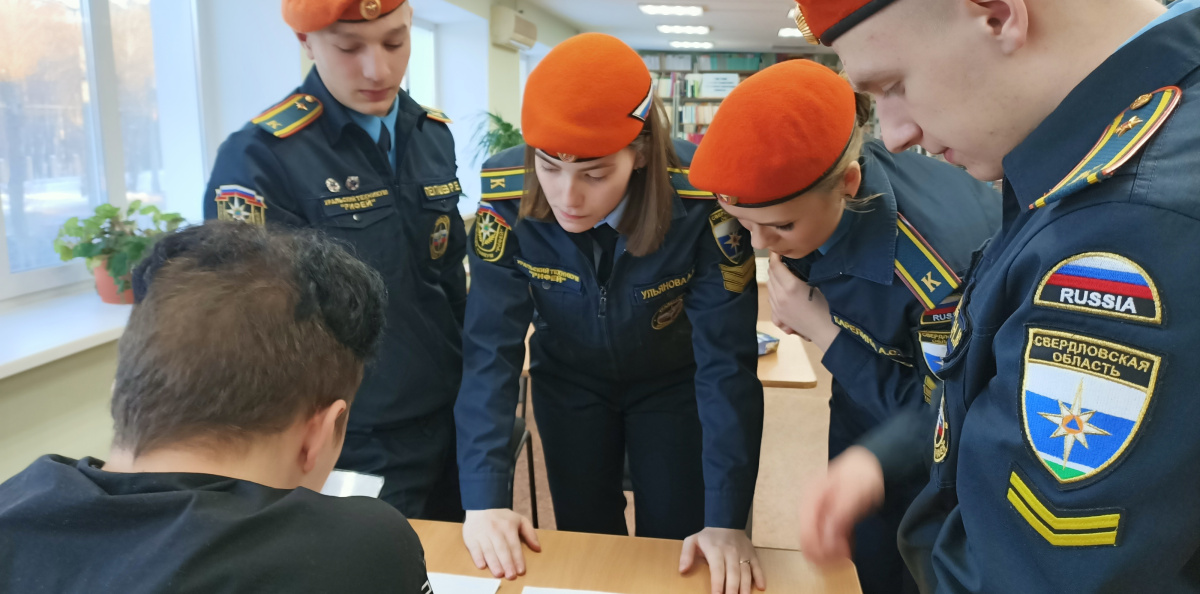 Курсанты Уральского техникума "Рифей" выполняют задания Курсанты Уральского техникума "Рифей" выполняют задания