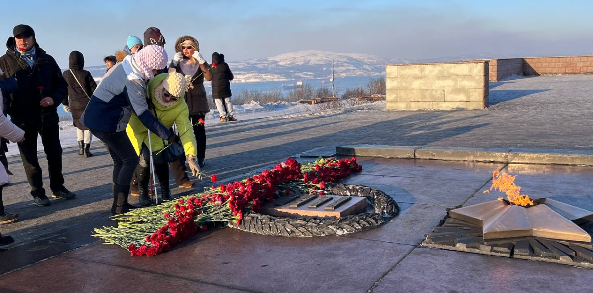 Возложение цветов к мемориалу «Защитникам Советского Заполярья в годы Великой Отечественной войны» незрячими участниками экспедиции