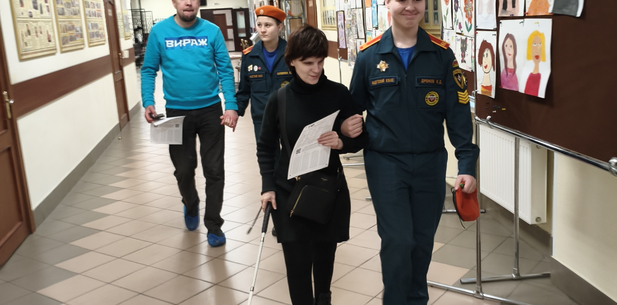 Члены МК РГО "Доступные широты" сопровождают незрячих и слабовидящих участников Географического диктанта в школе №340 Невского района Санкт-Петербурга имени О.Ф.Берггольц Члены МК РГО "Доступные широты" сопровождают незрячих и слабовидящих участников Географического диктанта в школе №340 Невского района Санкт-Петербурга имени О.Ф.Берггольц