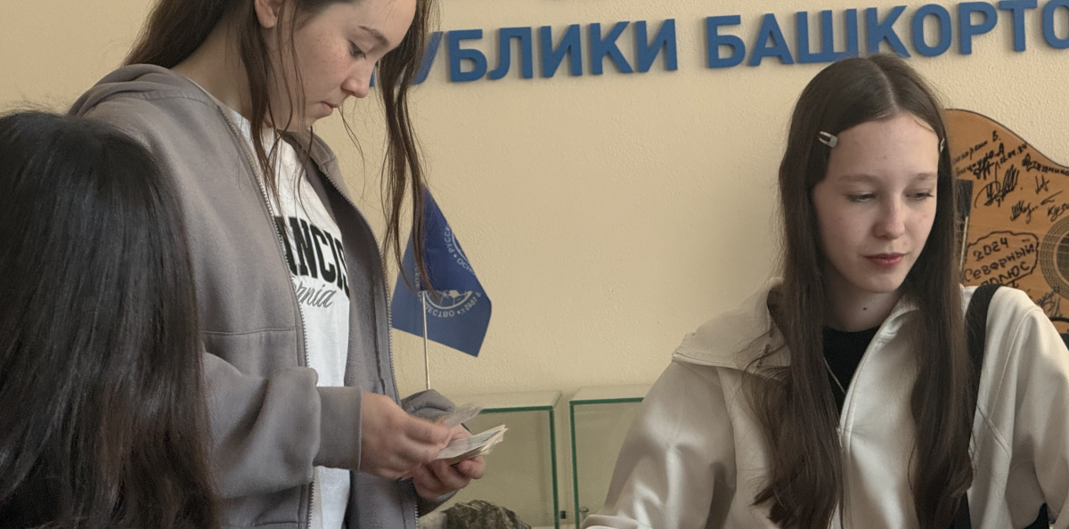 Активисты Молодёжного клуба РГО «Инженеры биосферы» играют в настольную игру «Россия» в Молодёжном центре РГО Республики Башкортостан