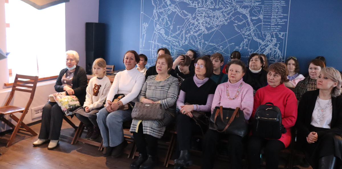 Общая фотография группы участников в зале музея
