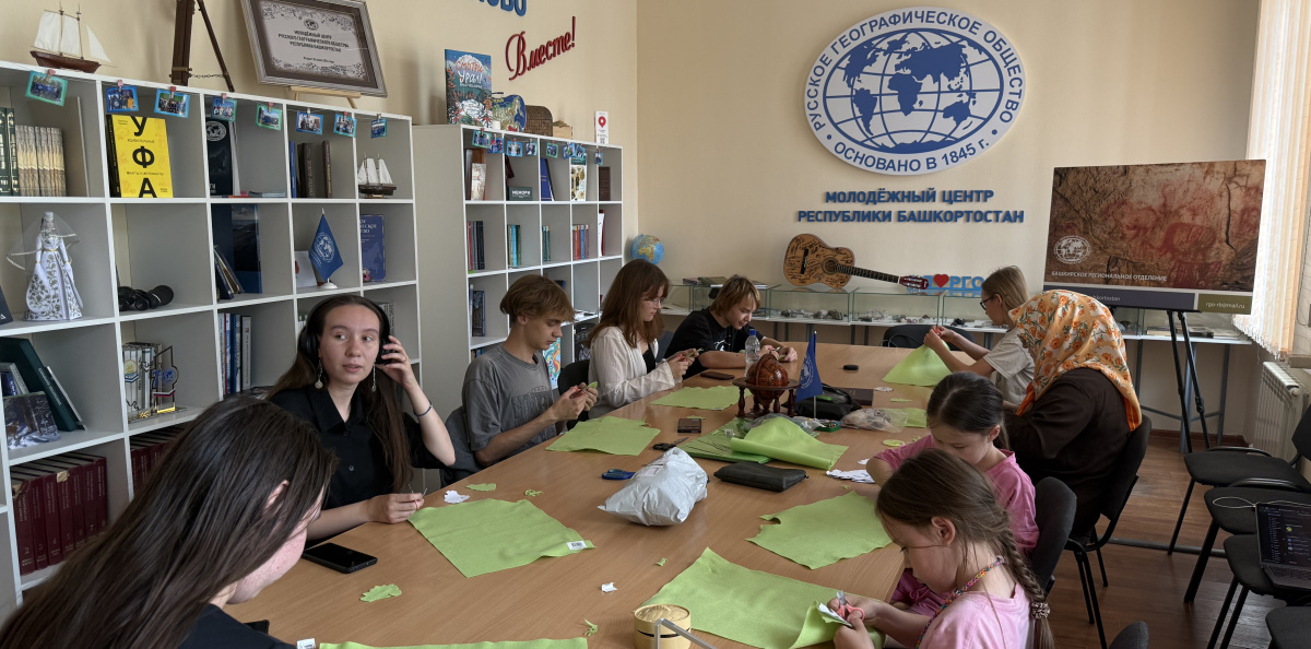 Участники мастер-класса за работой в Молодёжном центре РГО
