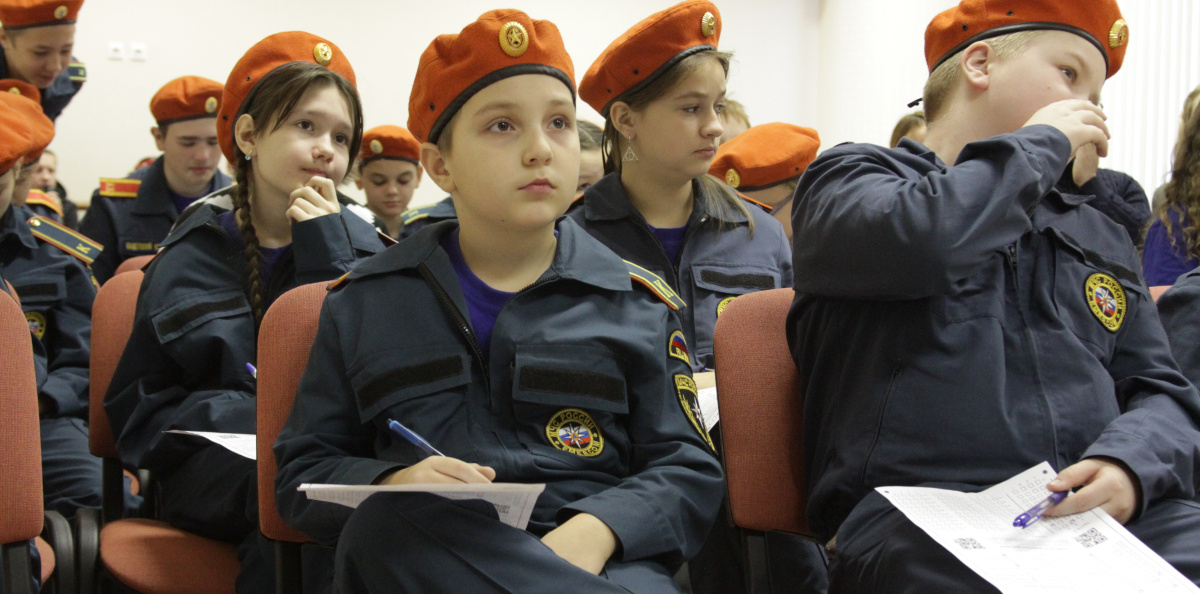 Кадеты школы 340 слушают вопросы Диктанта