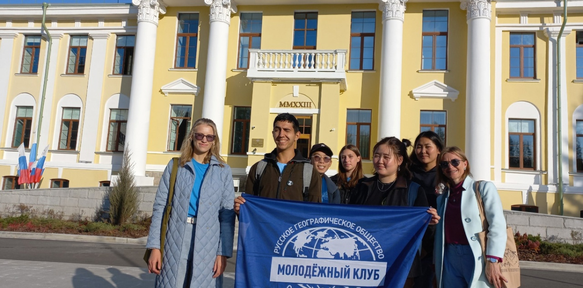 Активисты клуба у здания Суворовского училища