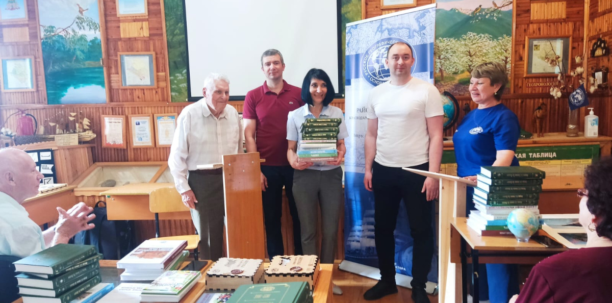Вручение книг детской художественной школе, члену РГО Фрумкиной Екатерине