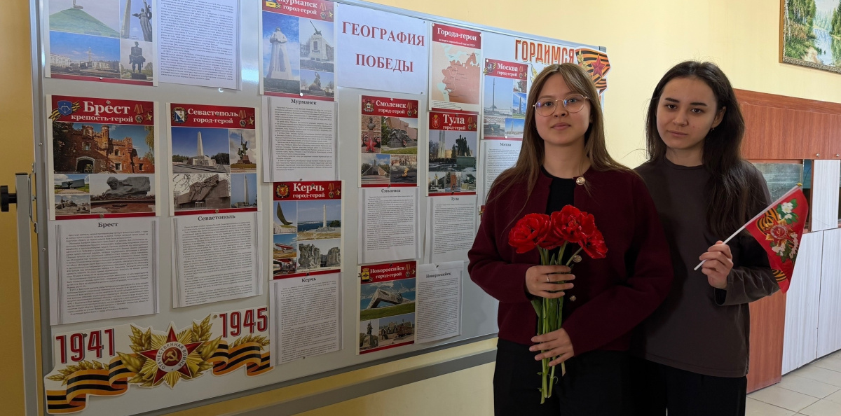 Активисты клуба у экспозиции о городах-героях Великой Отечественной войны