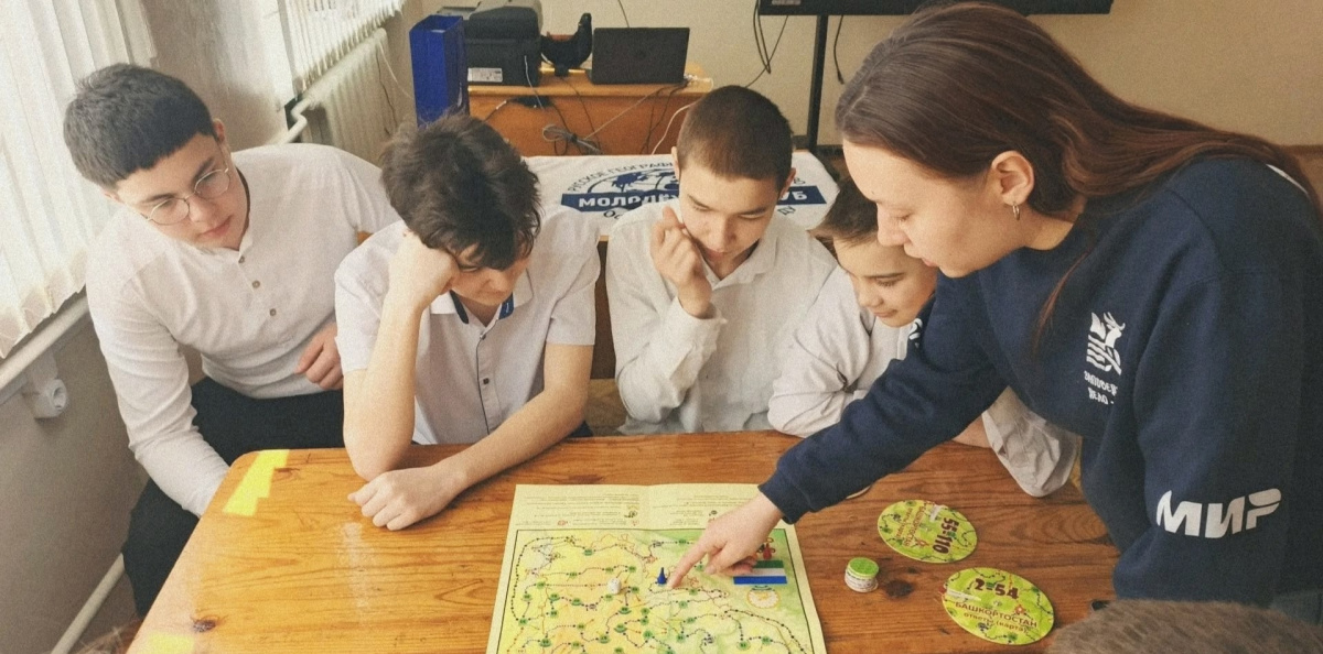 Ребята играют в игру-ходилку по карте Башкортостана