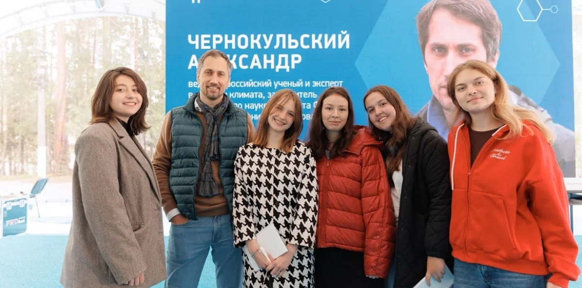 С одним из спикеров