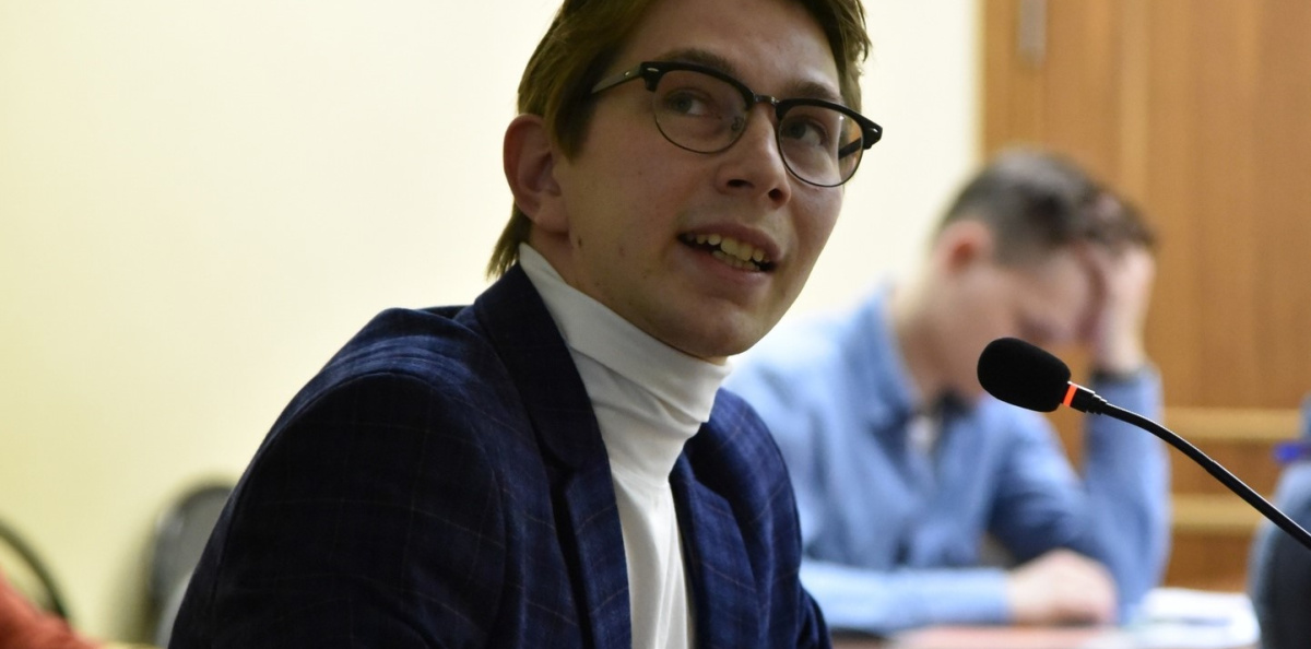 Кирилл Галямов выступает с докладом Кирилл Галямов выступает с докладом