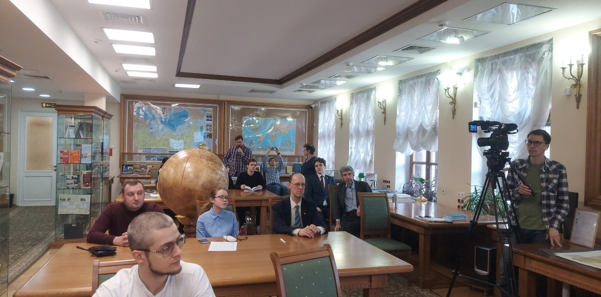 Активист клуба Олег Крутов задает вопрос лекторам Активист клуба Олег Крутов задает вопрос лекторам