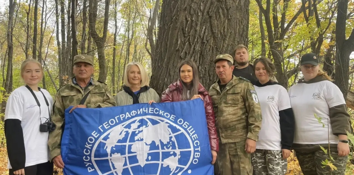 Группа у 300-летнего Дуба-великана Группа у 300-летнего Дуба-великана