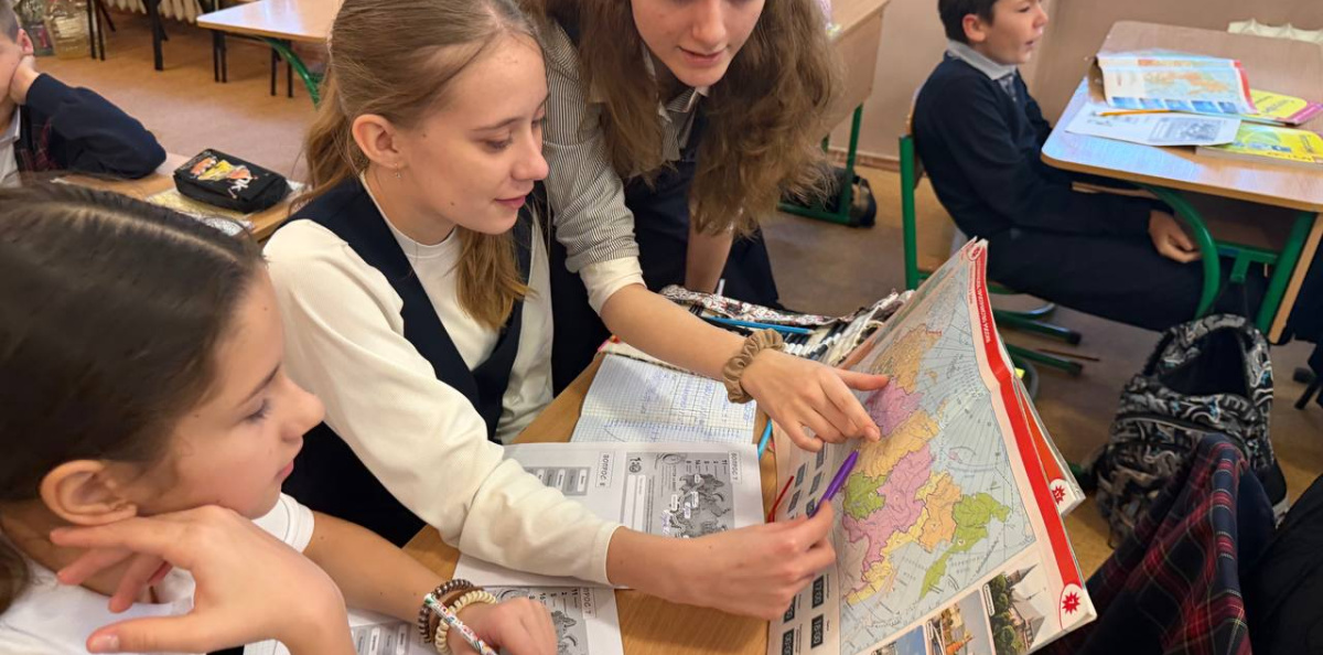 Активисты МК РГО "37 меридиан" - организаторы Дня географии в школе Активисты МК РГО "37 меридиан" - организаторы Дня географии в школе