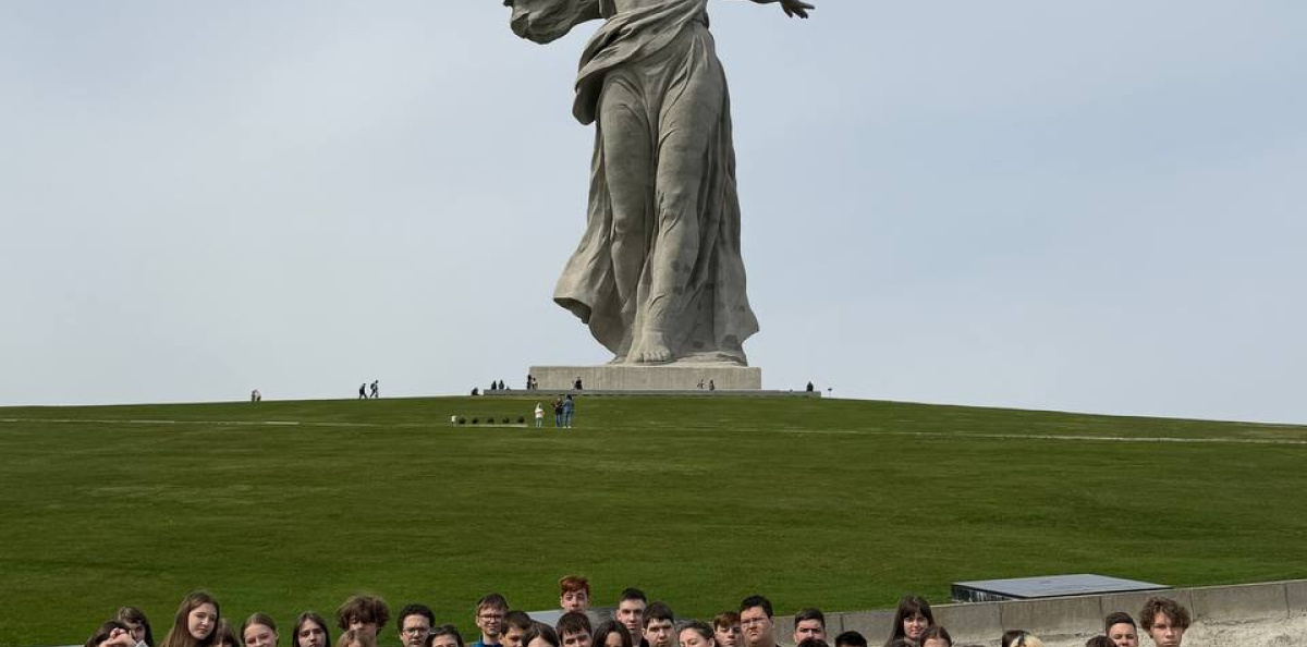 Скульптура «Родина-мать зовёт!» 