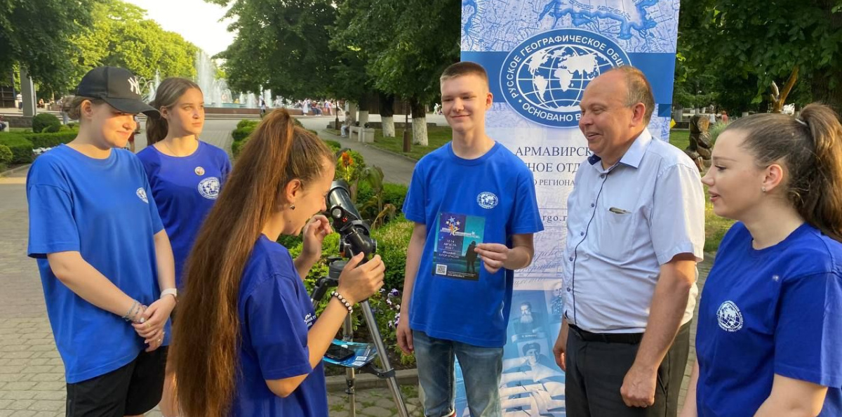 Активисты Молодежного клуба участвуют в "Тротуарной астрономии" в Армавире Активисты Молодежного клуба участвуют в "Тротуарной астрономии" в Армавире
