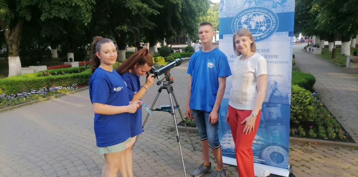 Активисты Молодежного клуба участвуют в "Тротуарной астрономии" в Армавире Активисты Молодежного клуба участвуют в "Тротуарной астрономии" в Армавире