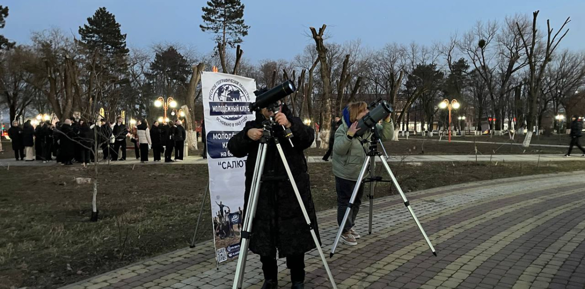Наблюдение за Венерой в Армавире: более 100 участников посетили площадку тротуарной астрономии, организованную МК РГО "Салют" Наблюдение за Венерой в Армавире: более 100 участников посетили площадку тротуарной астрономии, организованную МК РГО "Салют"