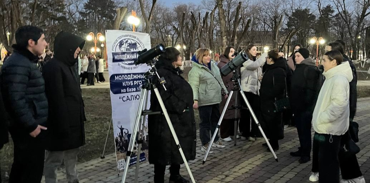 Наблюдение за Венерой в Армавире: более 100 участников посетили площадку тротуарной астрономии, организованную МК РГО "Салют" Наблюдение за Венерой в Армавире: более 100 участников посетили площадку тротуарной астрономии, организованную МК РГО "Салют"