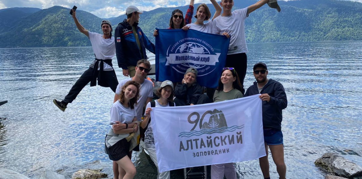 Команда волонтеров в Алтайском биосферном заповеднике Команда волонтеров в Алтайском биосферном заповеднике