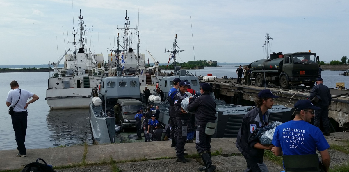 Погрузка на десантный катер "Серна". Ленинградская военно-морская база. Кронштадт. Июнь 2016 года