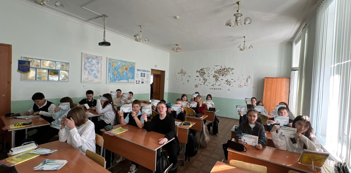 Учащиеся 6 класса с дипломами после прохождения диктанта