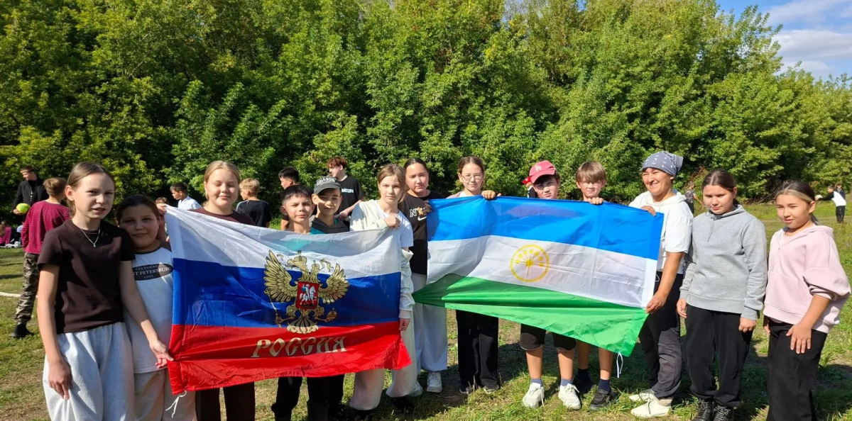 Активисты МК РГО «Глобус» с флагами России и Башкортостана Активисты МК РГО «Глобус» с флагами России и Башкортостана