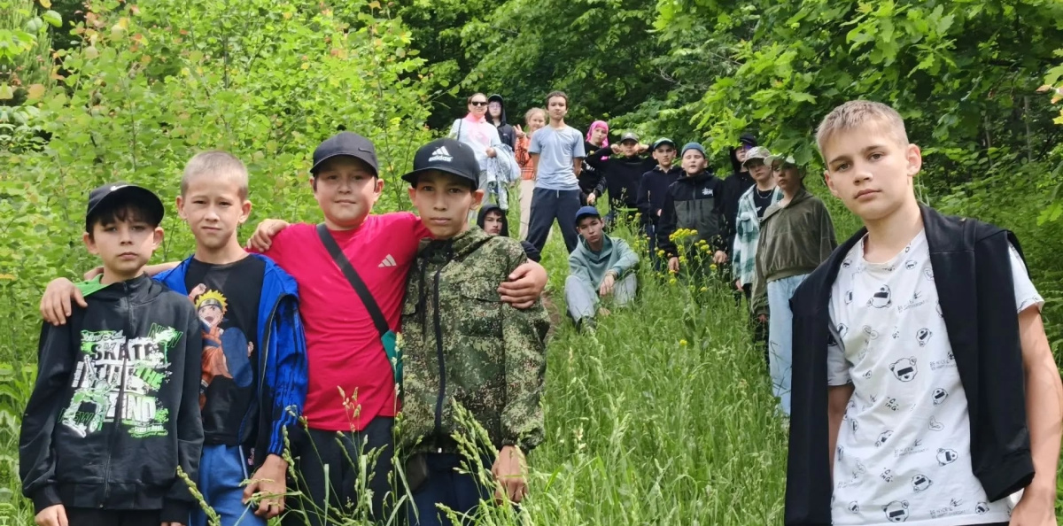 Общий план группы в лесу Общий план группы в лесу