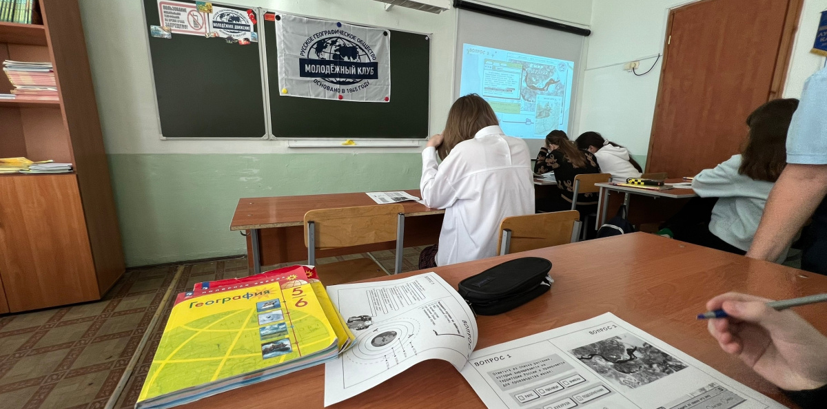 Участники мероприятия во время выполнения заданий диктанта