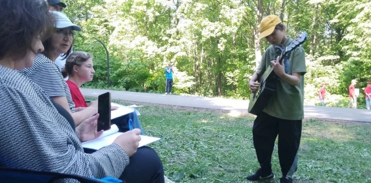 Выступление участника с туристской песней под гитару Выступление участника с туристской песней под гитару