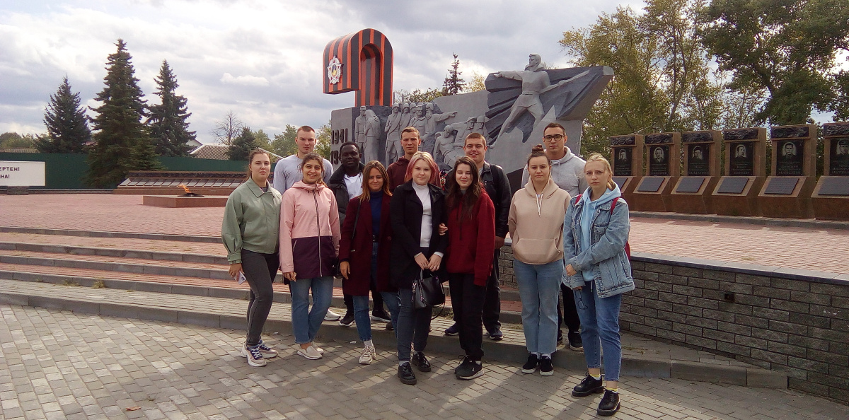 У мемориала павшим в Великой Отечественной войне