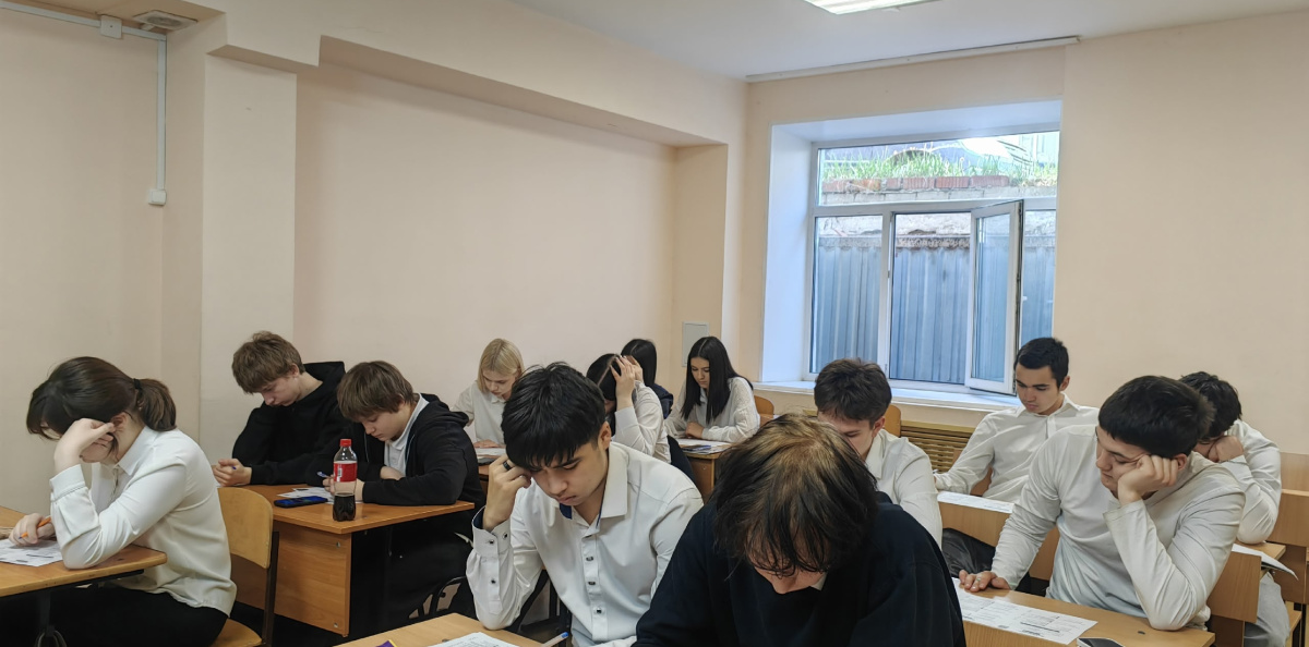 Процесс написания Экодиктанта в аудитории колледжа