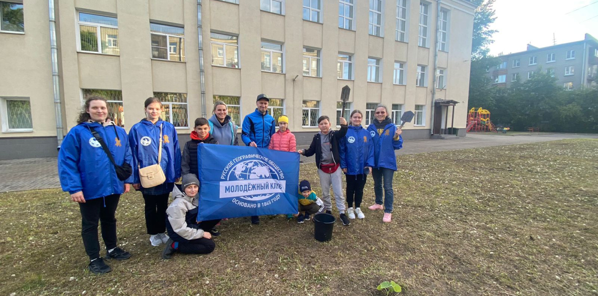 Посадка Сада Памяти в школьном дворе