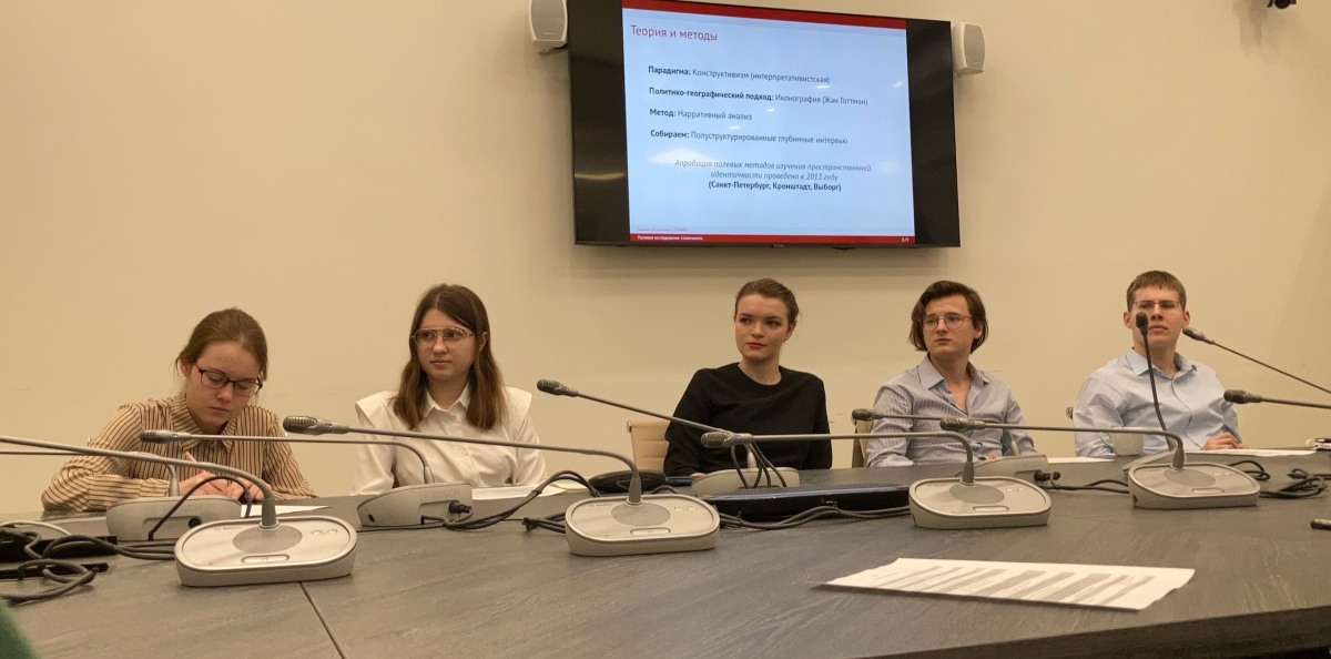 Герман Остапенко знакомит активистов клуба с исследовательскими проектами ЦПАМО