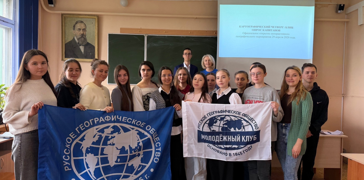Студенты собирают деревяннуюспилс-карту во время интеллектуальной игры Студенты собирают деревяннуюспилс-карту во время интеллектуальной игры
