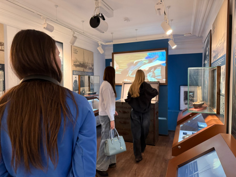 Ребята в музее