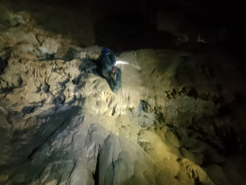 Спуск в пещеру Спуск в пещеру