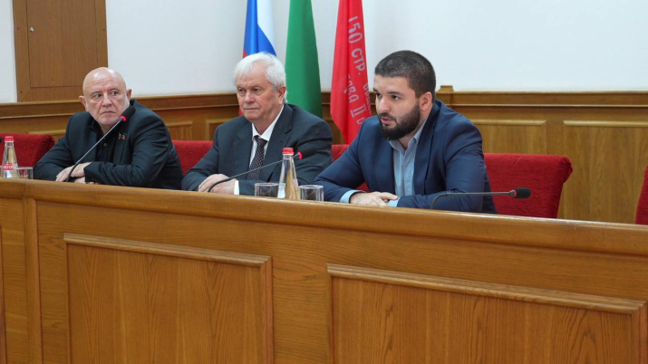 Магомед Габибуллаев приветствует участников семинара-совещания