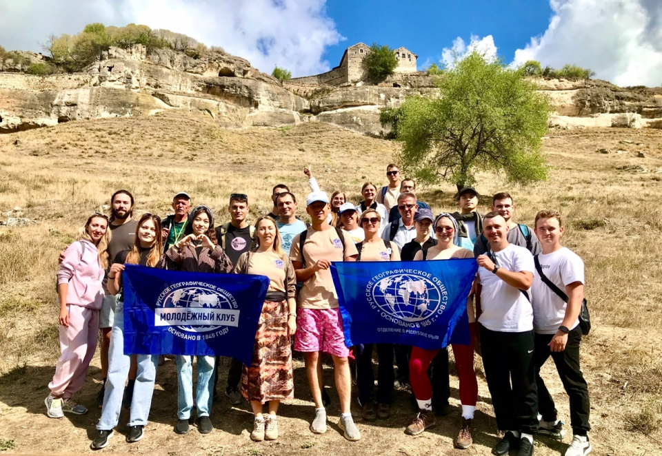 НЕурок ГЕОГРАФИИ: ЧУФУТ-КАЛЕ - СРЕДНЕВЕКОВЫЙ ПЕЩЕРНЫЙ ГОРОД-КРЕПОСТЬ В КРЫМУ.