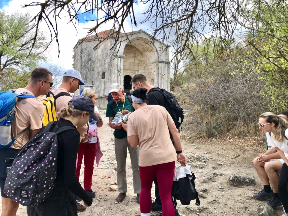 НЕурок ГЕОГРАФИИ: ЧУФУТ-КАЛЕ - СРЕДНЕВЕКОВЫЙ ПЕЩЕРНЫЙ ГОРОД-КРЕПОСТЬ В КРЫМУ.