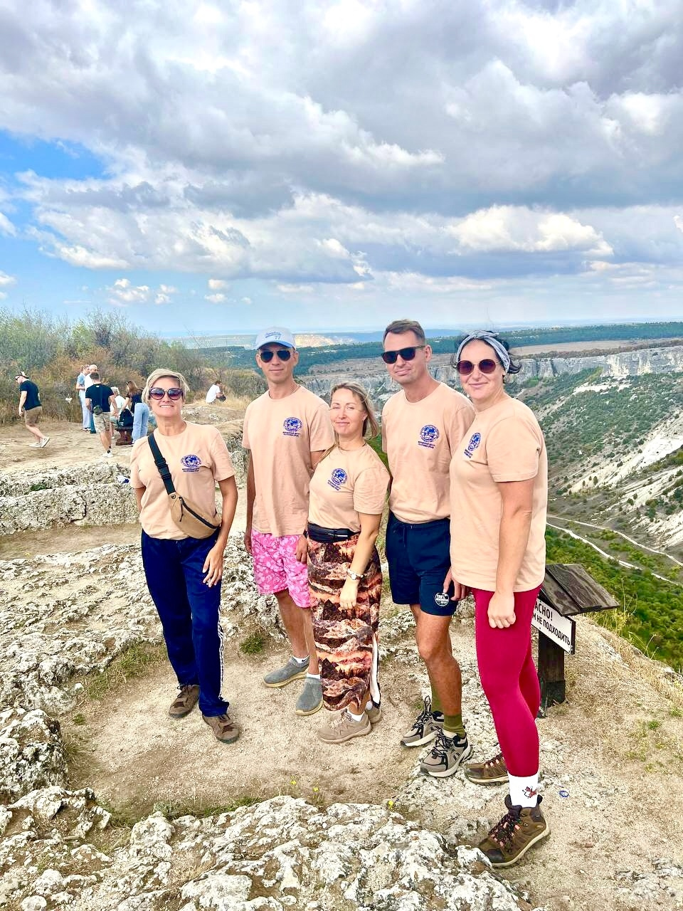 НЕурок ГЕОГРАФИИ: ЧУФУТ-КАЛЕ - СРЕДНЕВЕКОВЫЙ ПЕЩЕРНЫЙ ГОРОД-КРЕПОСТЬ В КРЫМУ.