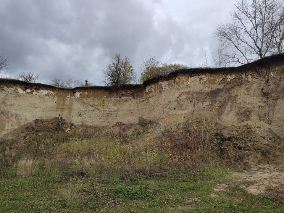 Характерная горизонтальная слоистость в районе карьера