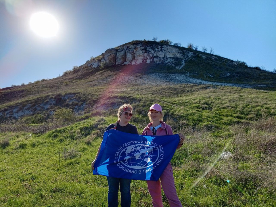 Активисты РГО у подножья геологического памятника природы "Бараньи лбы"