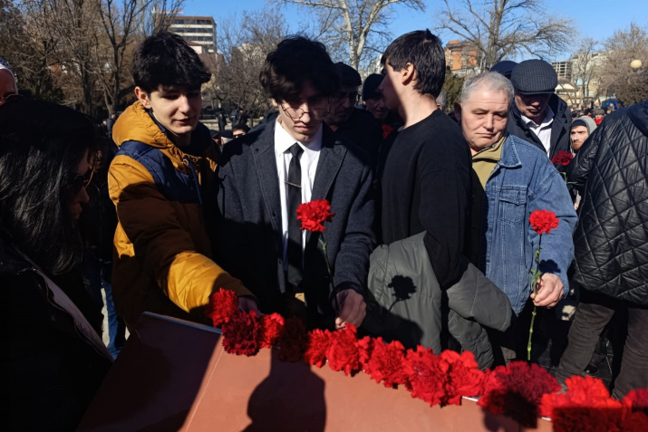 Волонтеры и активисты Молодежного центра РГО в Дагестане возлагают цветы погибшим воинам-интернационалистам