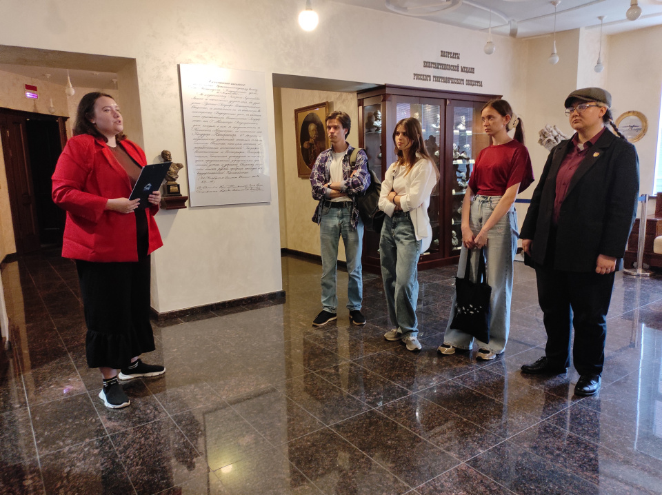 Вручение членских билетов РГО в Москве